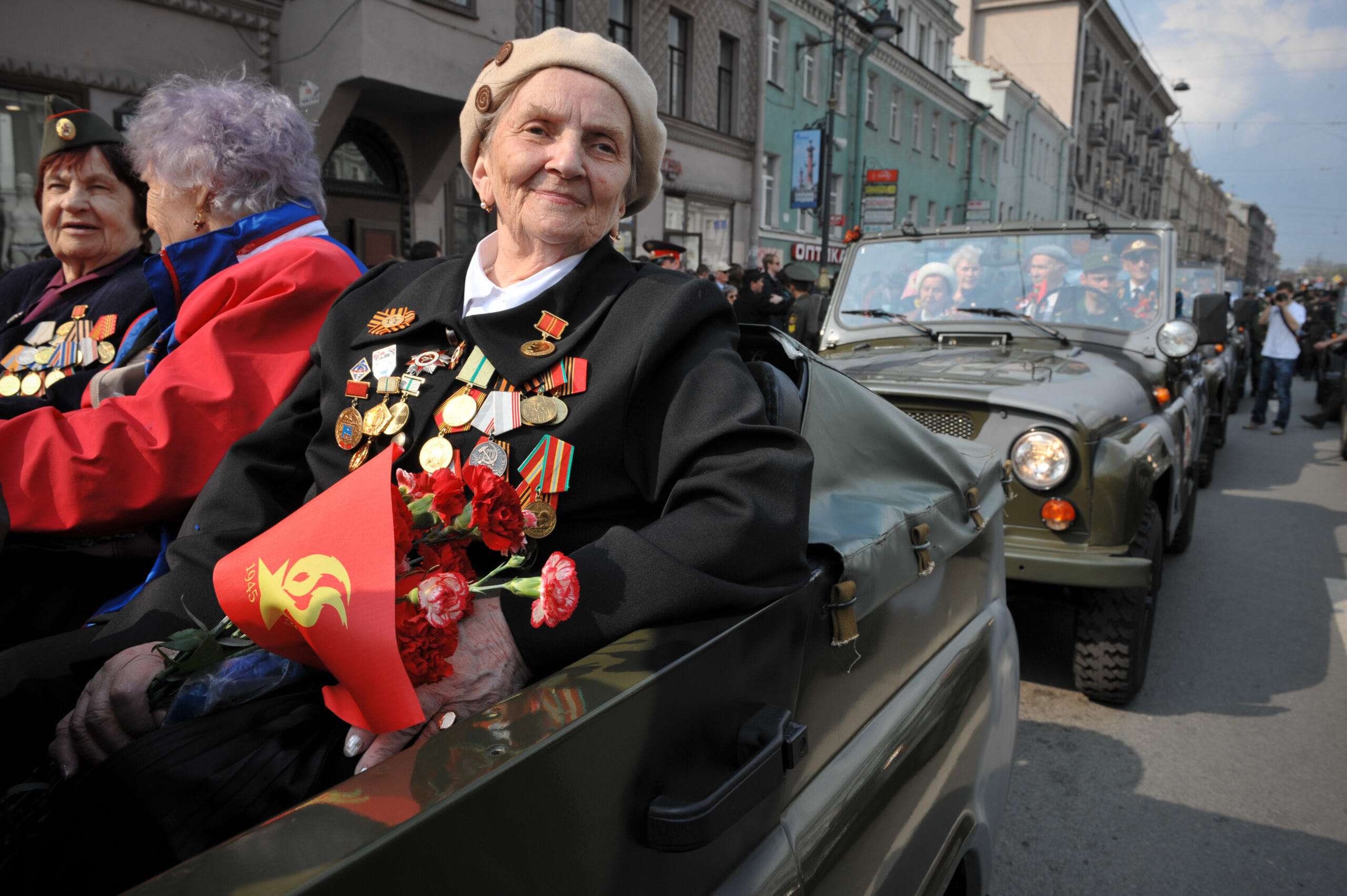 Бесплатный проезд ветеранам. Ветераны блокадного Ленинграда. Ветераны Ленинградской блокады. Ветераны блокадники. Ветеран с медалями
