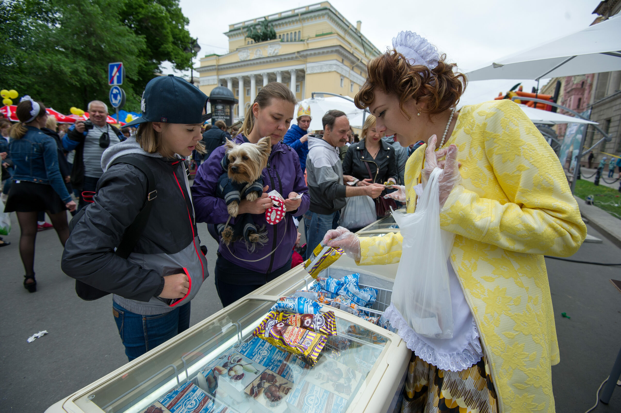 В санкт петербурге прошел фестиваль. Фестиваль мороженого 2022 в Санкт-Петербурге. Праздник мороженого на площади Островского. Площадь Островского фестиваль мороженого. Праздник мороженого в Санкт-Петербурге 2022.