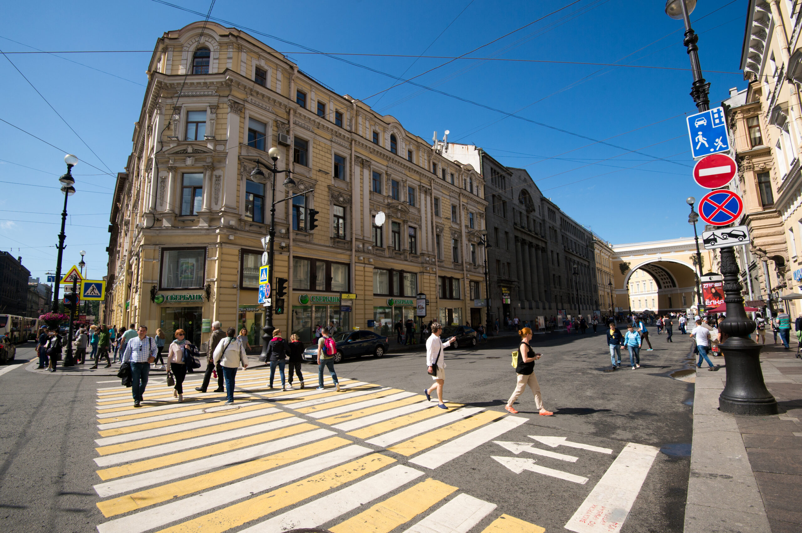 Спб около. Пешеходная улица на Невском. Невский проспект Санкт-Петербург пешеходная улица. Пешеходная большая Московская улица Санкт-Петербург. Невским проспектом и большой морской улицей.