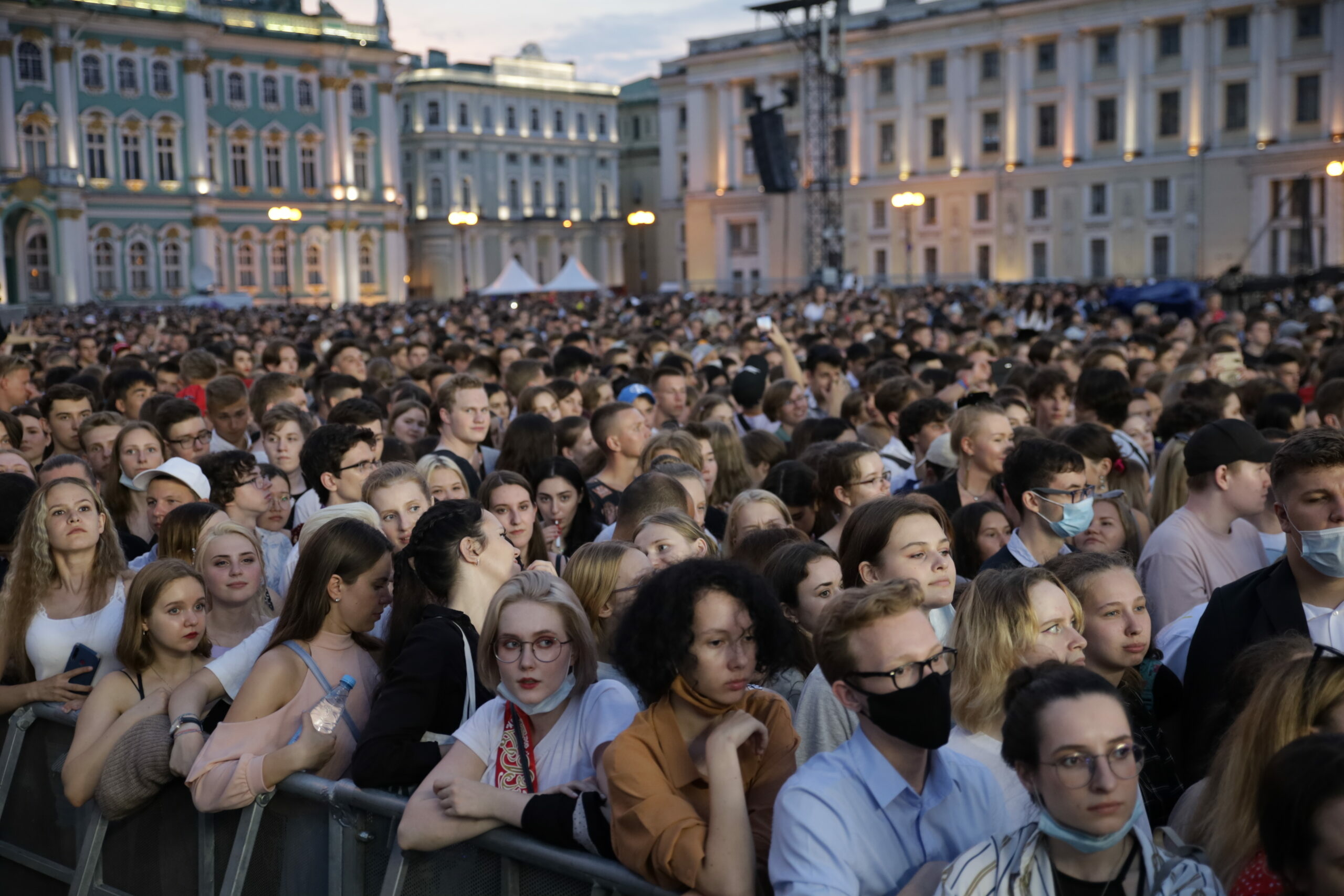 В чем люди ходят на концерты фото