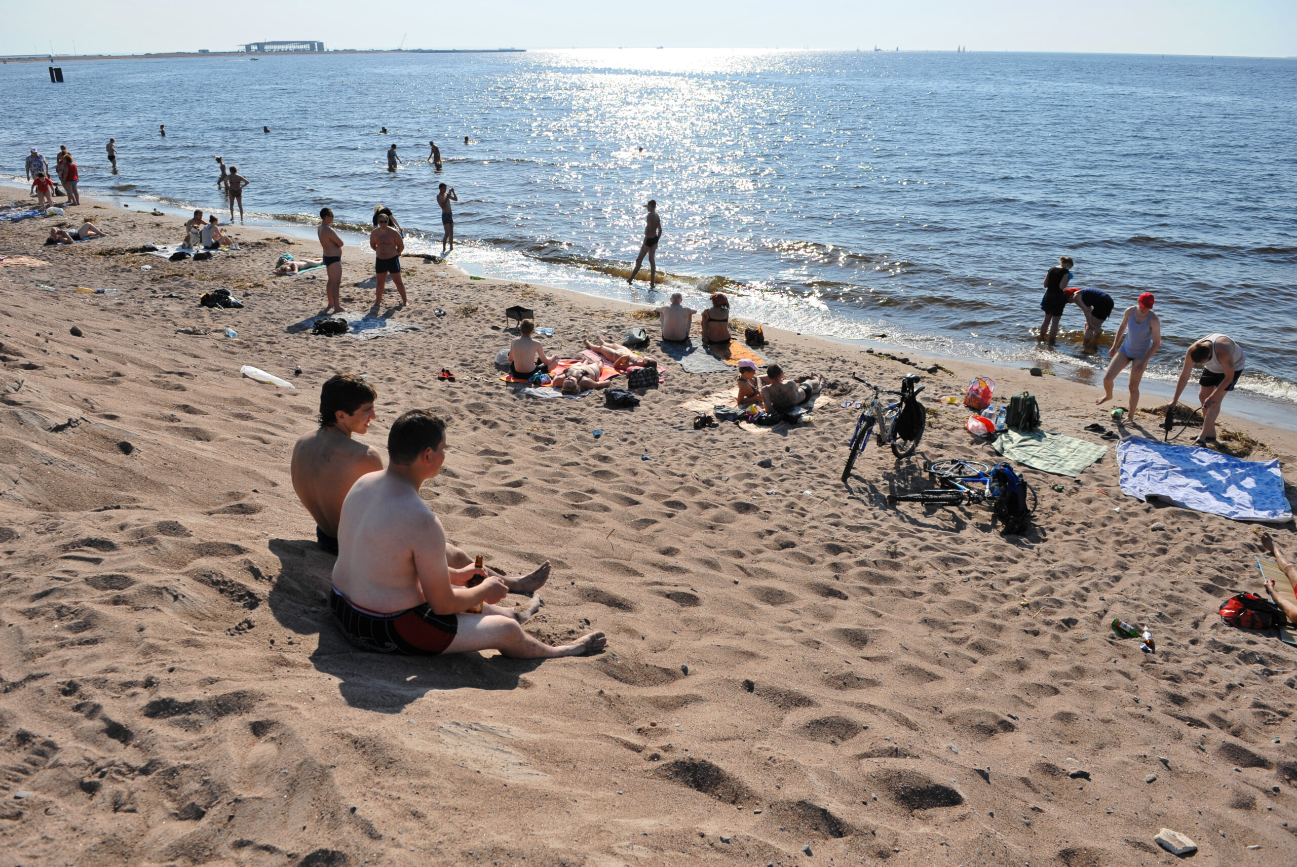 Где покупаться в спб. Владивосток пляжи. Каспийское море купаться. Шлиссельбург пляж для купания.