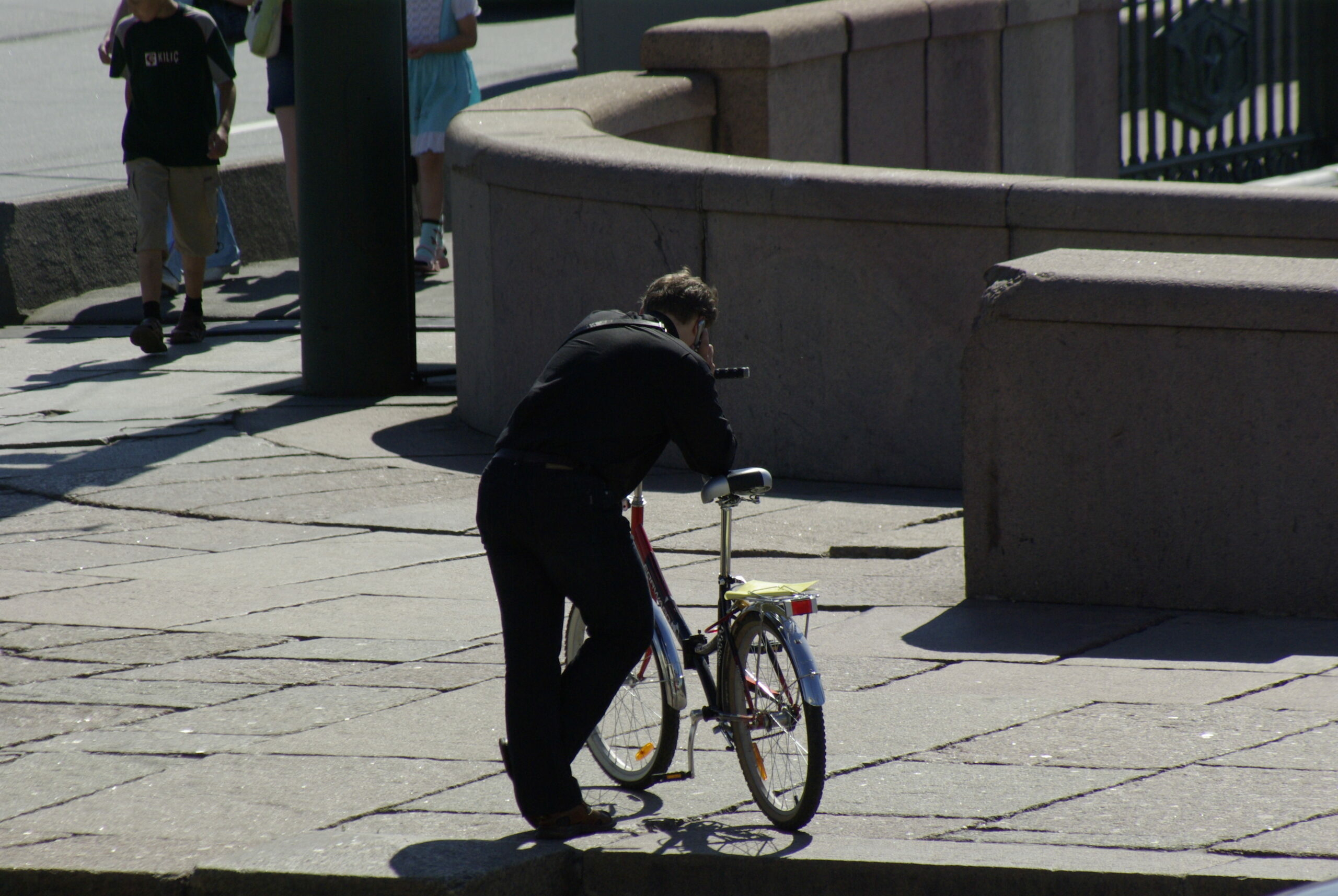 Видео велосипедист на крестовском. Дети испражняются на улице. Продавец велосипедов. Велосипедист в Питере.