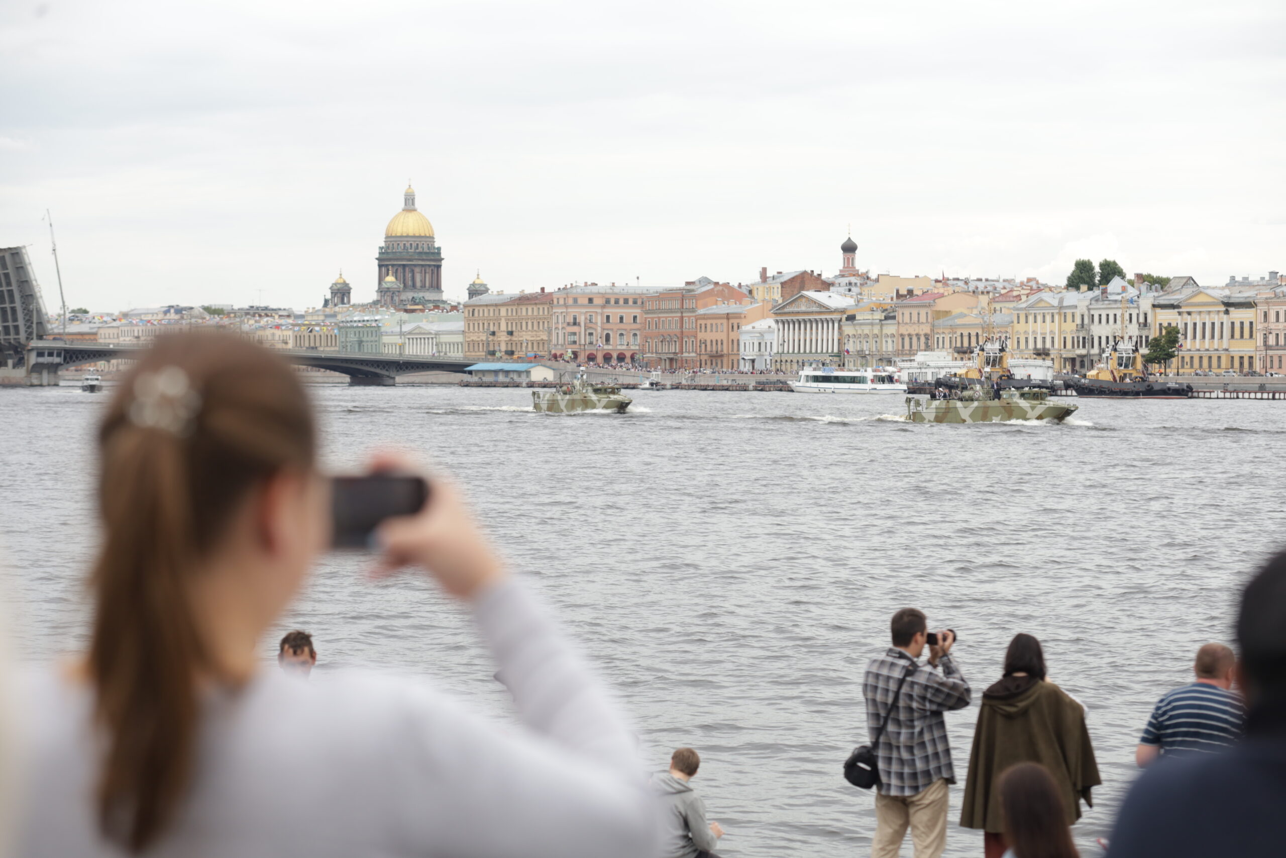 4 августа спб. Парад ВМФ В Санкт-Петербурге 2022. Литейный мост в Санкт-Петербурге. Дворцовый мост фото. Благовещенский мост.