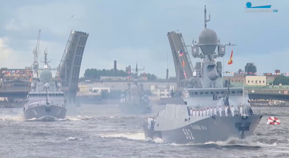 Кадры флота. Парад в честь ВМФ. День ВМФ СПБ. Кадры с праздника военно морского.