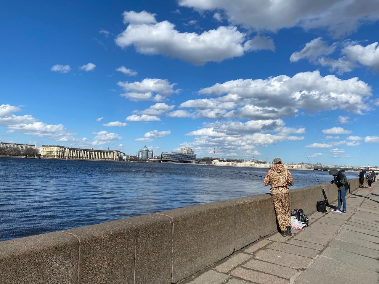 Новости про санкт петербург. Набережная в Самаре 2022. Набережная Невы в Санкт-Петербурге. Вид на Троицкий мост с Дворцовой набережной. Вид на Неву с Ушаковской набережной в Санкт-Петербурге.