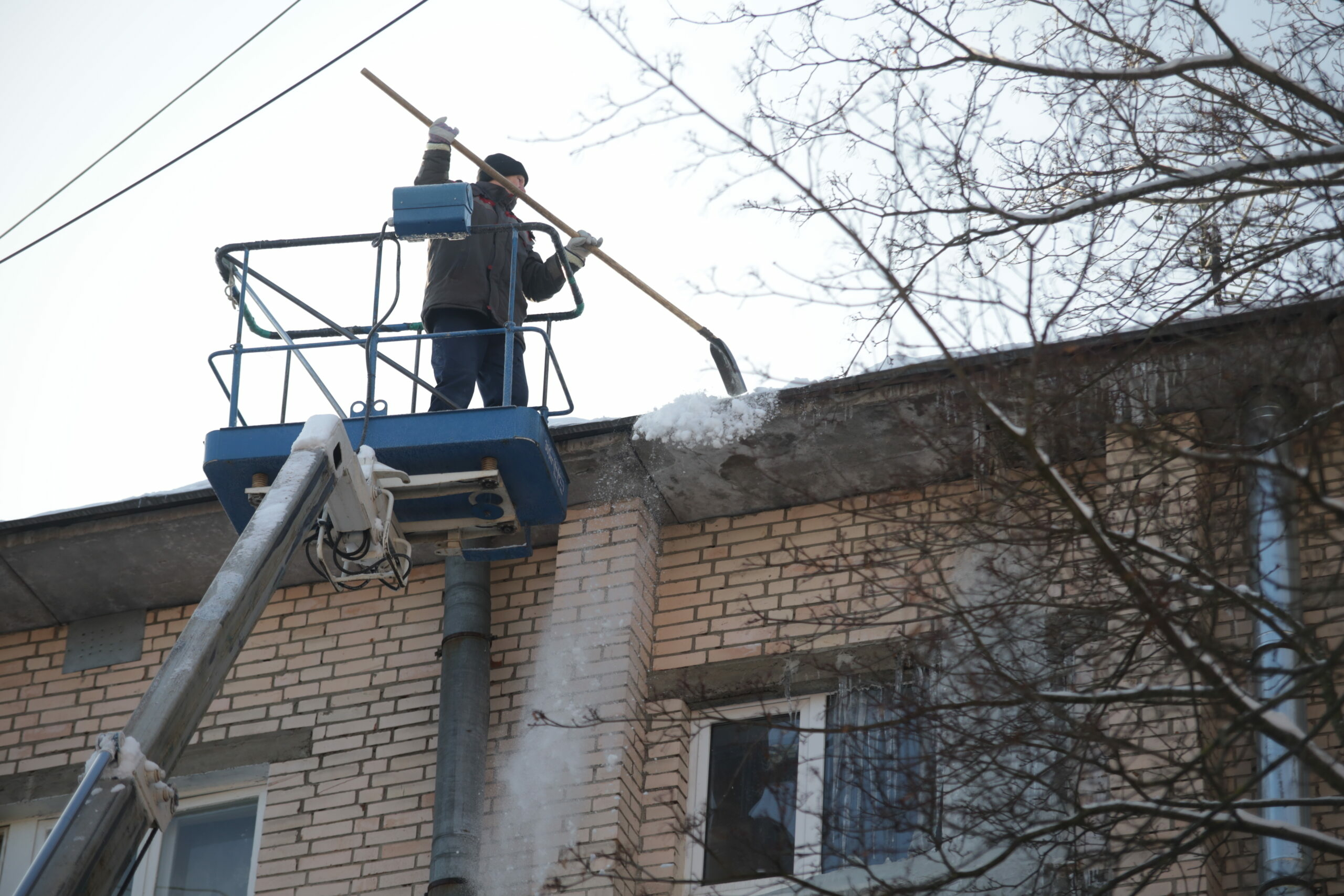 Очнувшиеся за день до оттепели коммунальщики сбросили на пенсионерку льдину  на Каменноостровском