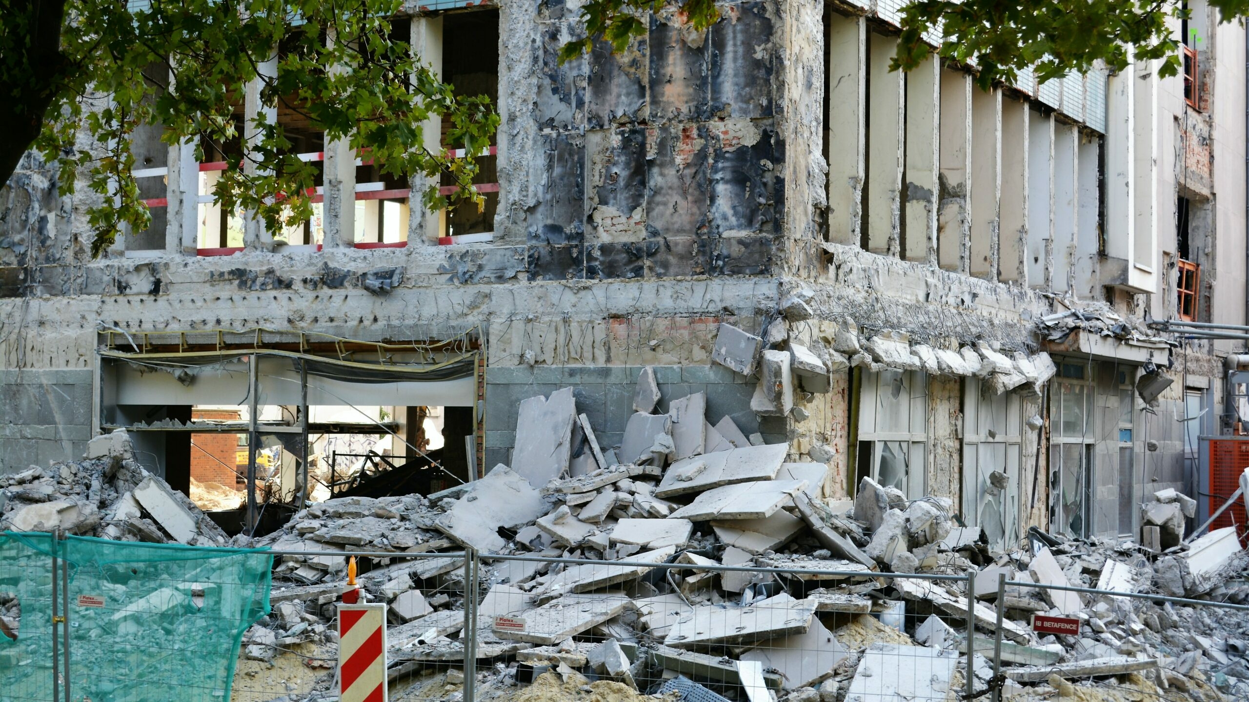Землетрясение 30. Землетрясение на Гаити 2010 президентский дворец. Нефтегорск землетрясение 1995. Землетрясение в Турции 2023. Турция землетрясение сейчас 2023.