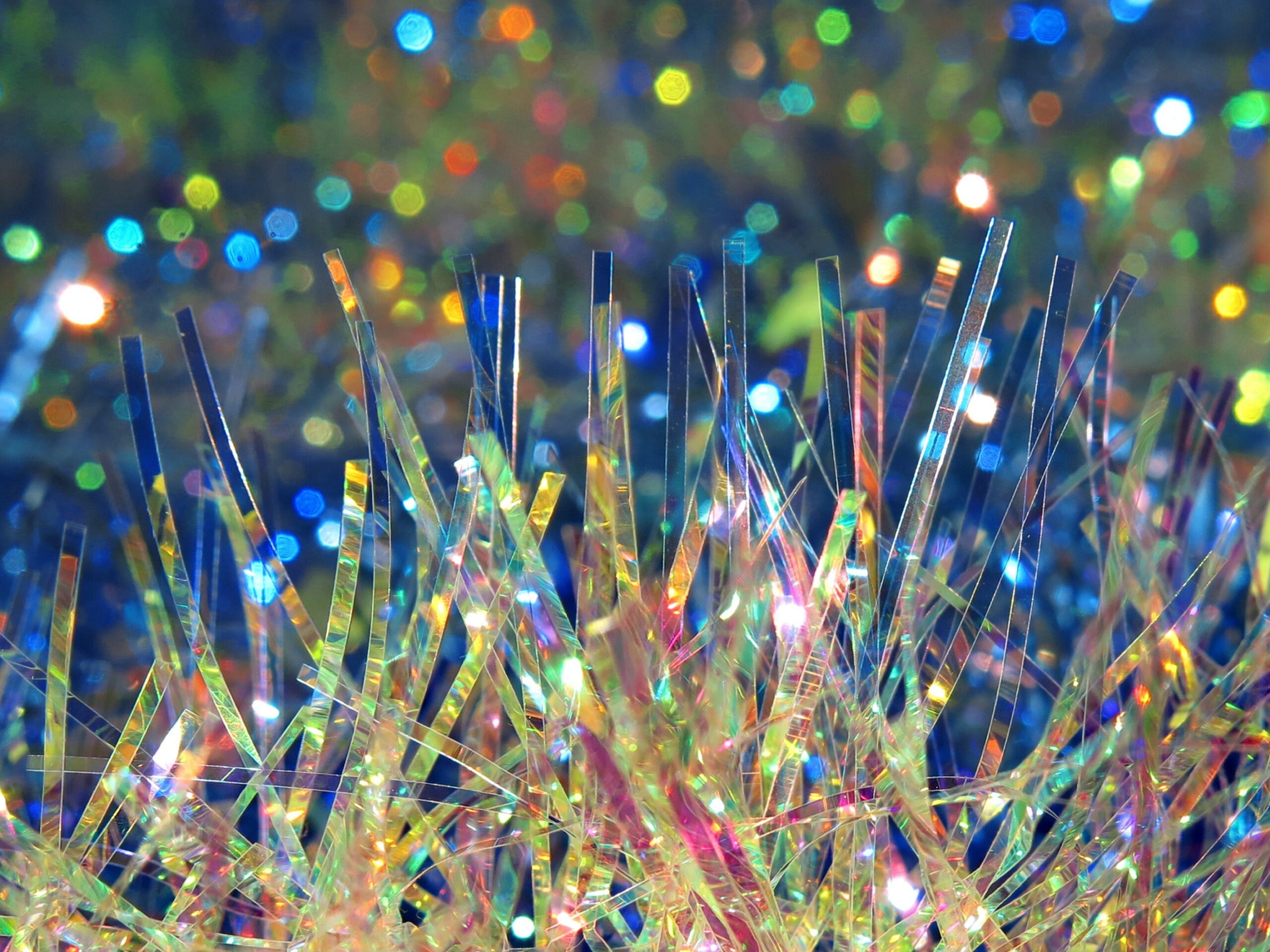 стильная новогодняя елка. дождик на елку. наряжаем елку. украшение елки 2022. необычное урашение на ёлку.