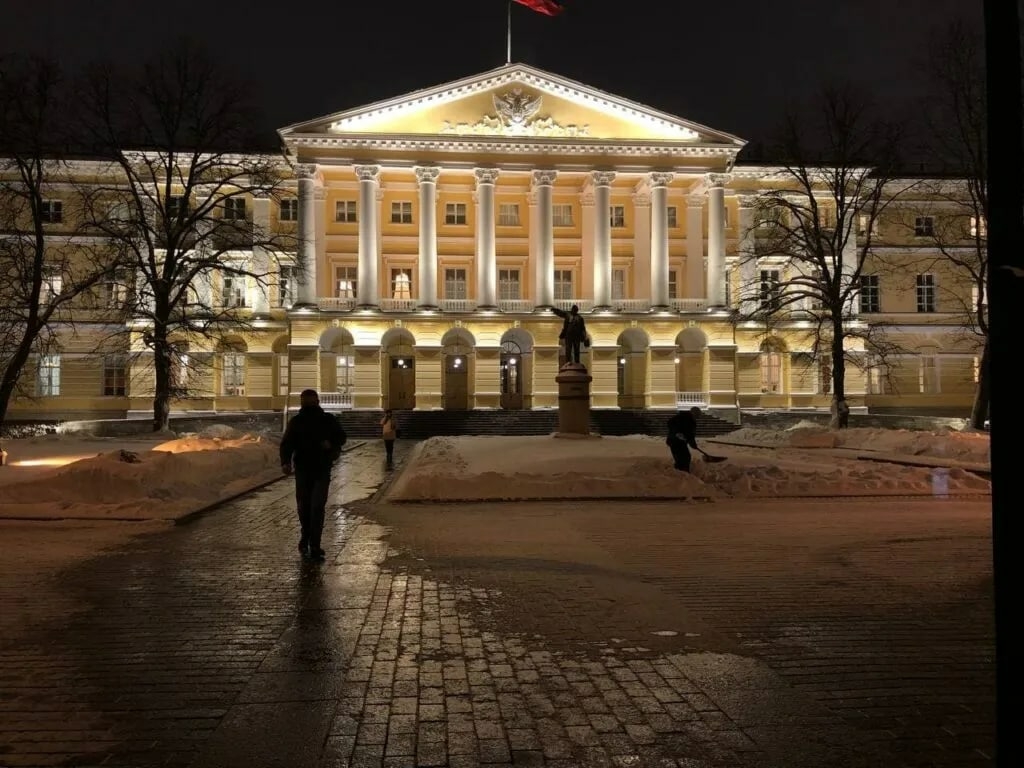 Усиление в петербурге. Смольный 11 Бийск. Шевченко в.в. Смольный.