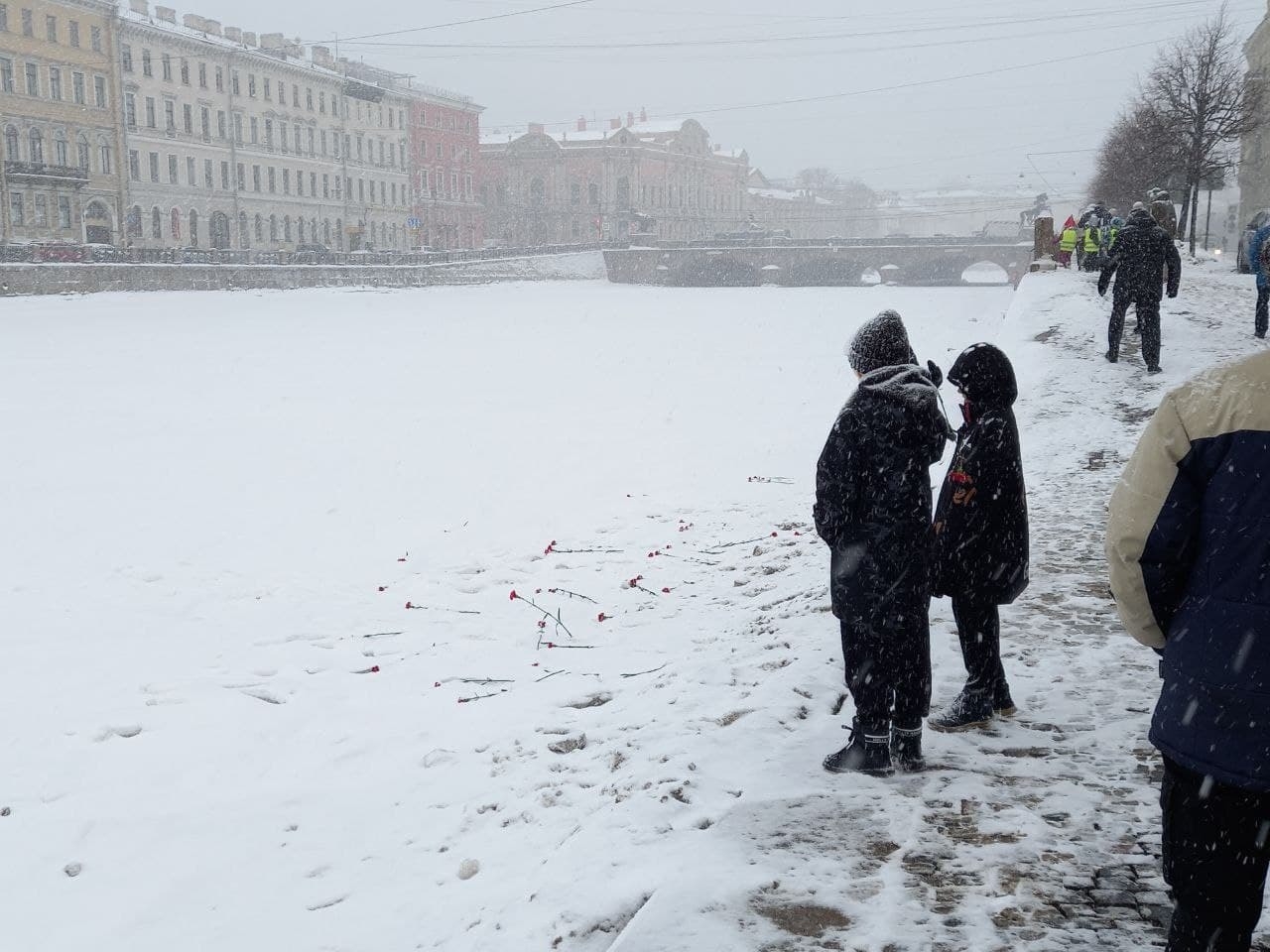 Ветер в петербурге. Питер понедельник. Петербург зимой дороги. Петербуржцы. Питер понедельник.