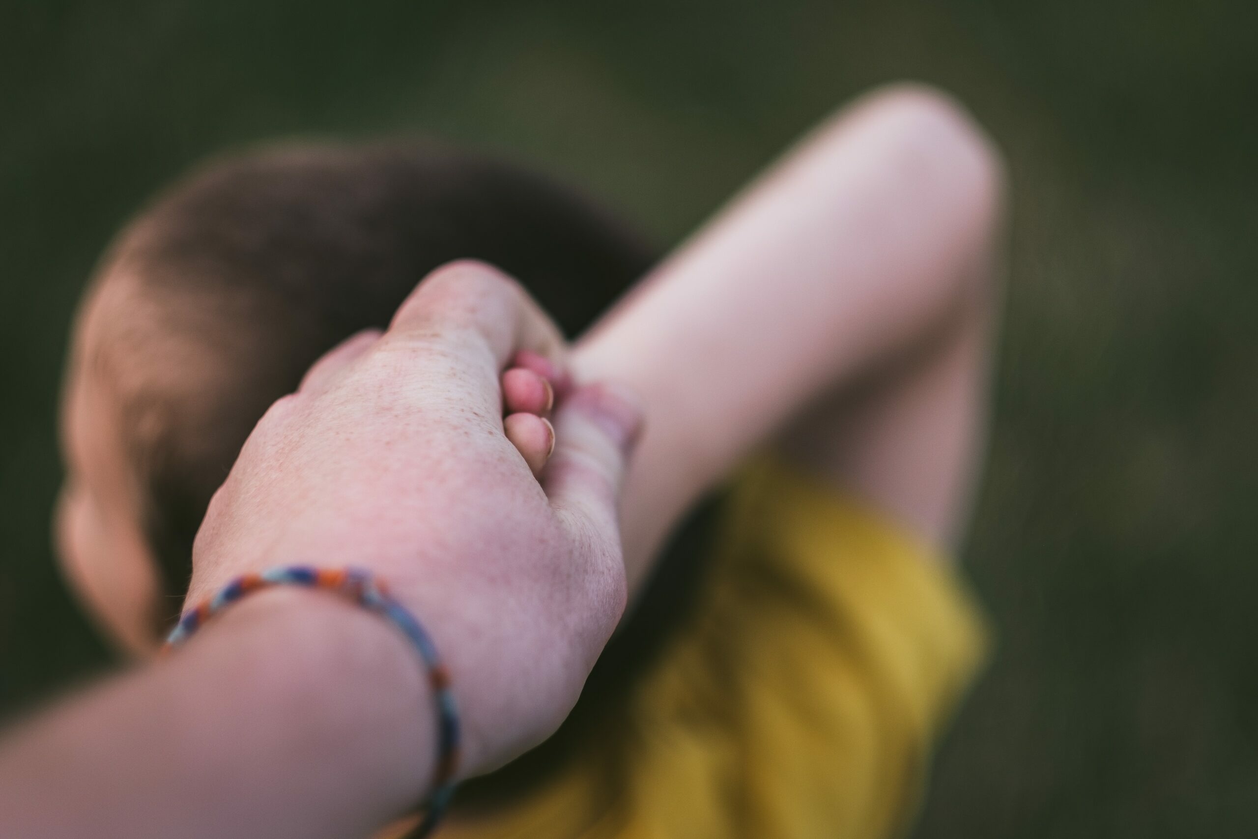 Фото мама защищает ребенка от социума. Helping and caring for Orphan children.