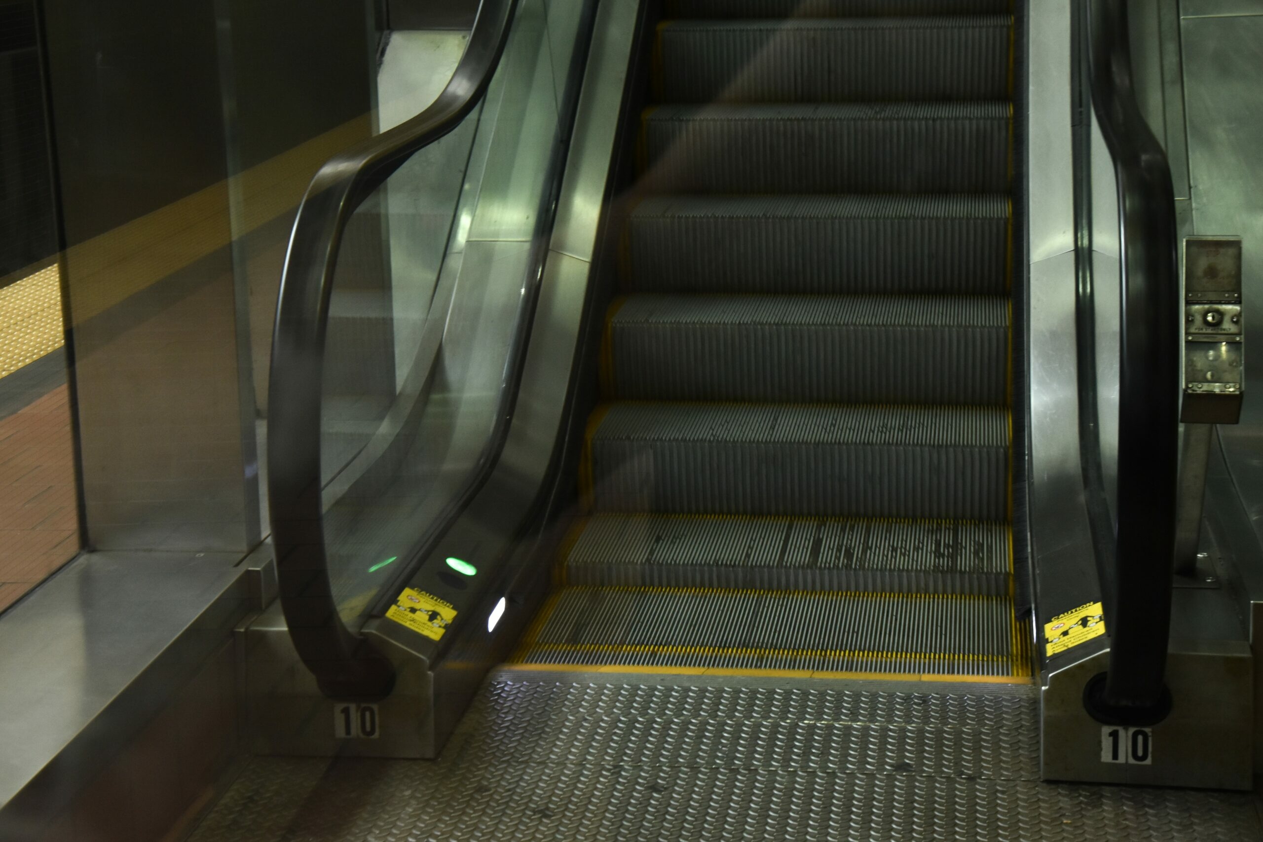 Девушке на эскалаторе метро заглядывают под юбку