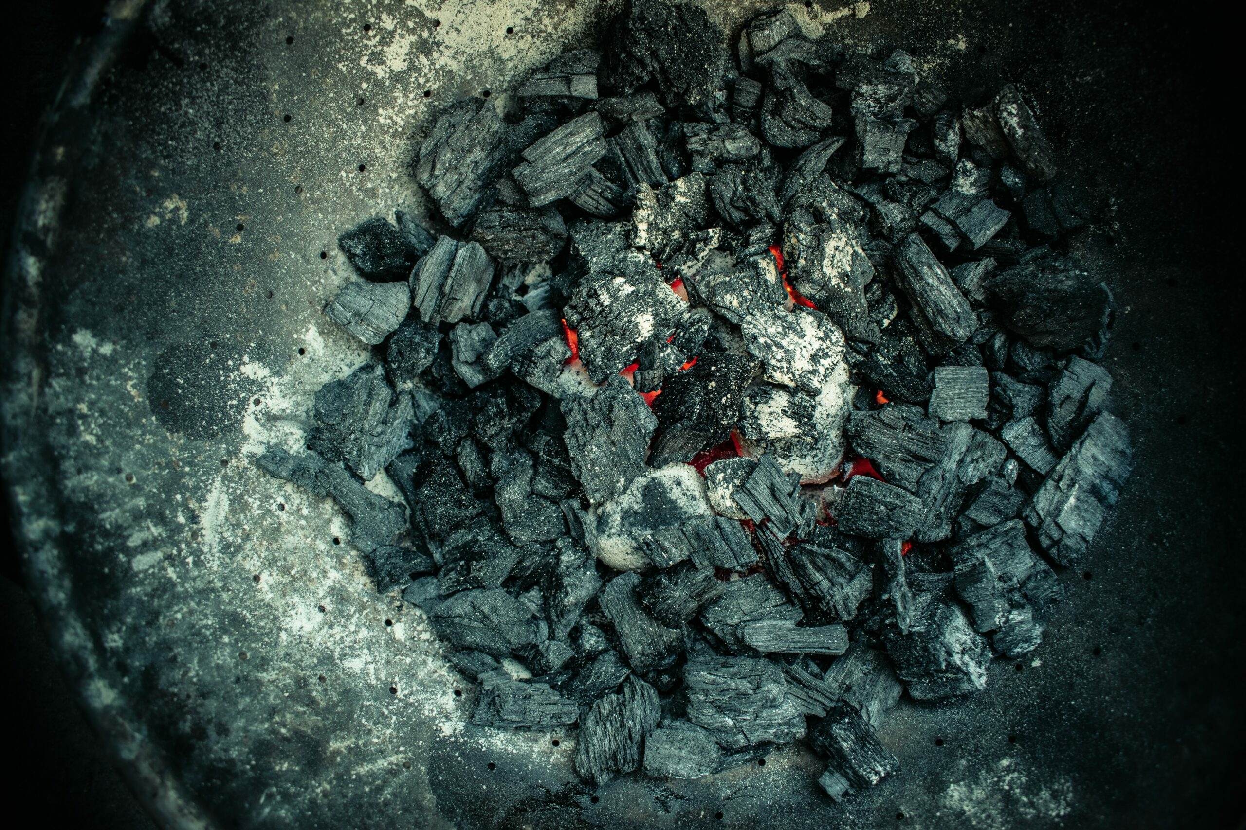 Каменный уголь зола. Пепел от угля. Зола угля. Потухший уголь. Угли от костра.