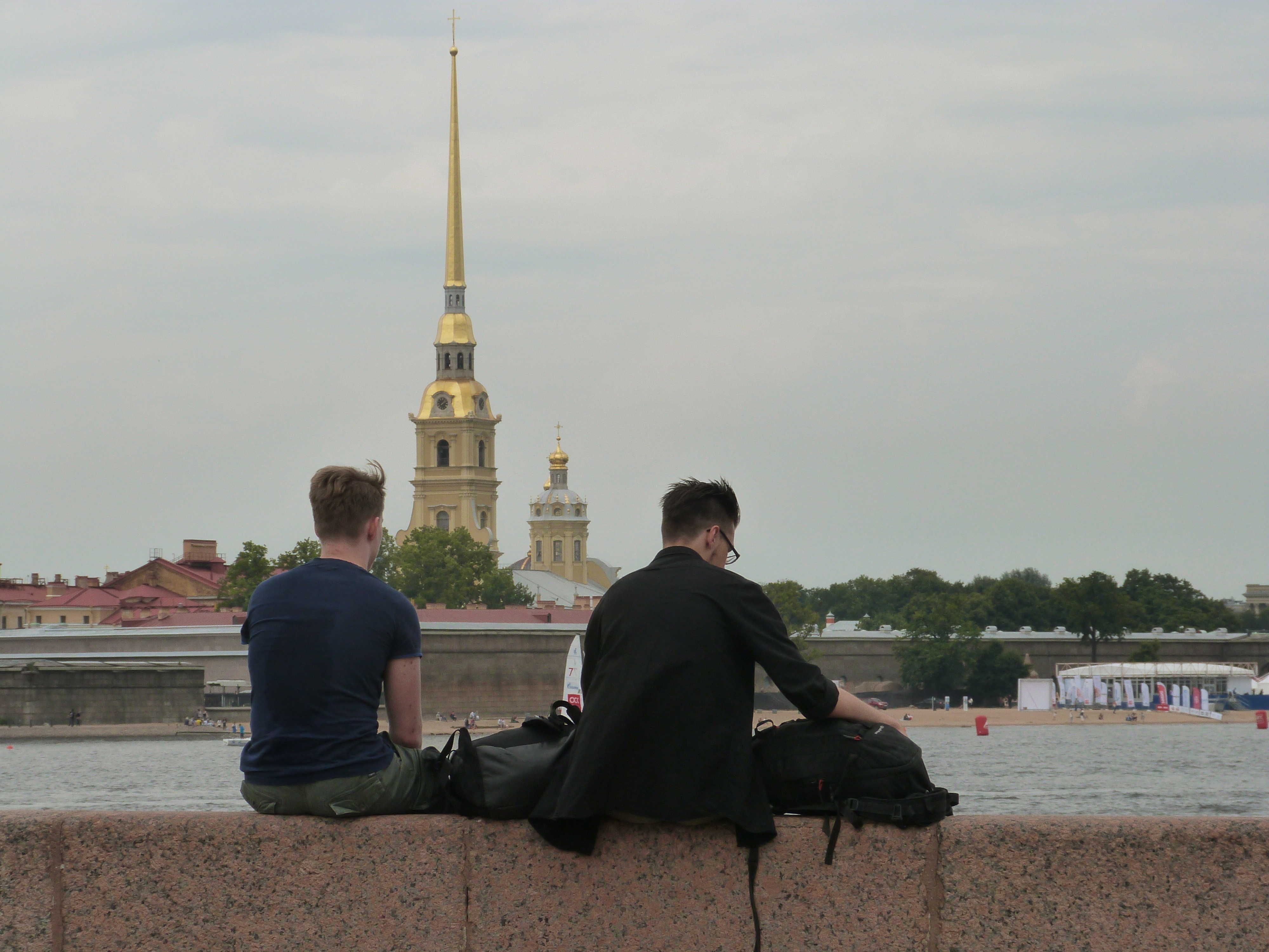 Крымов санкт петербург. Туристы в Петропавловской крепости. Петропавловская крепость фото туристов. Питер ковид. Фотосессий людей у Петропавловской крепости.