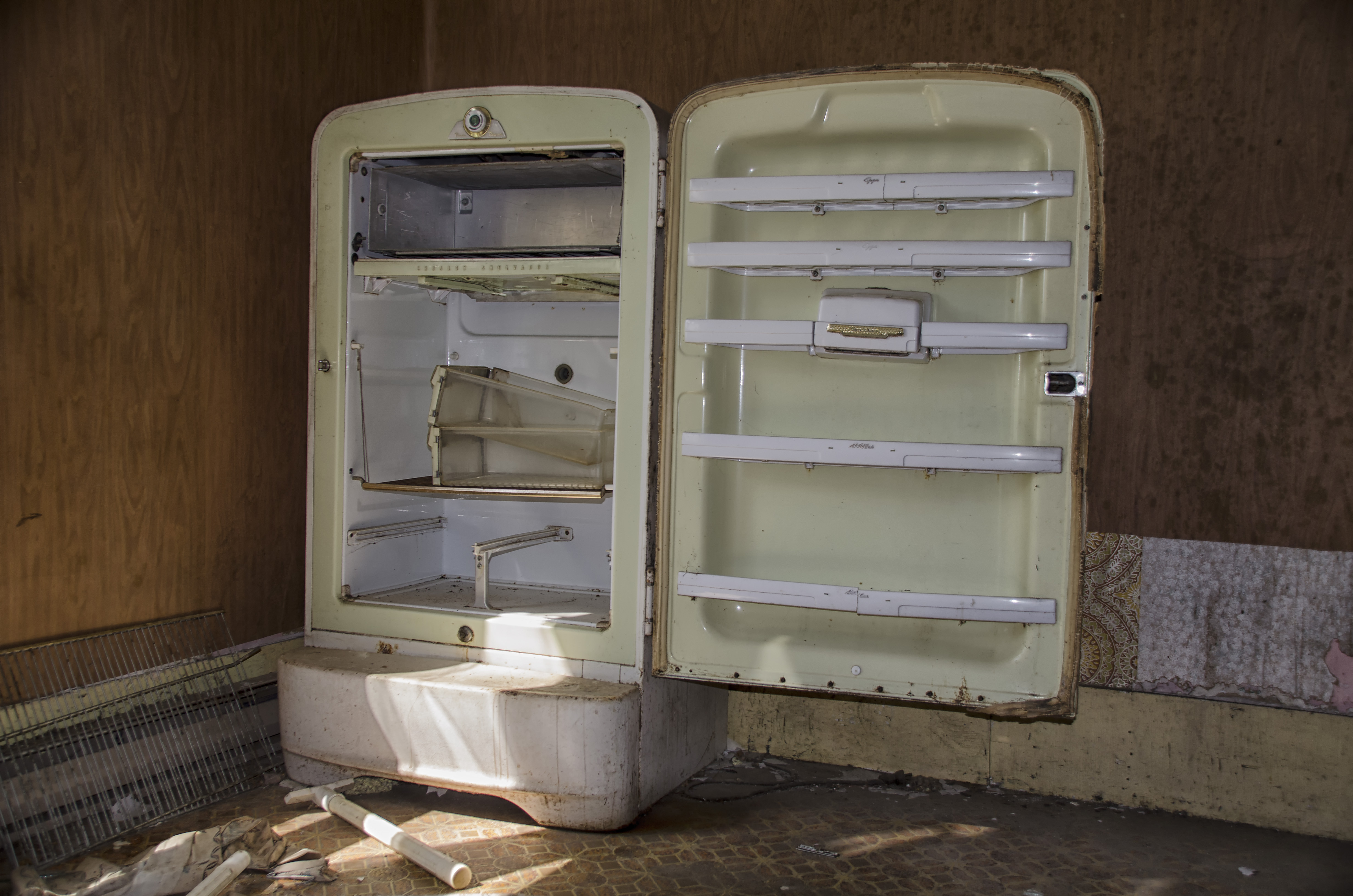Из холодильника вынули закрытую крышкой. Старый холодильник. Древний холодильник. Холодильник на свалке. Старый холодильник внутри.