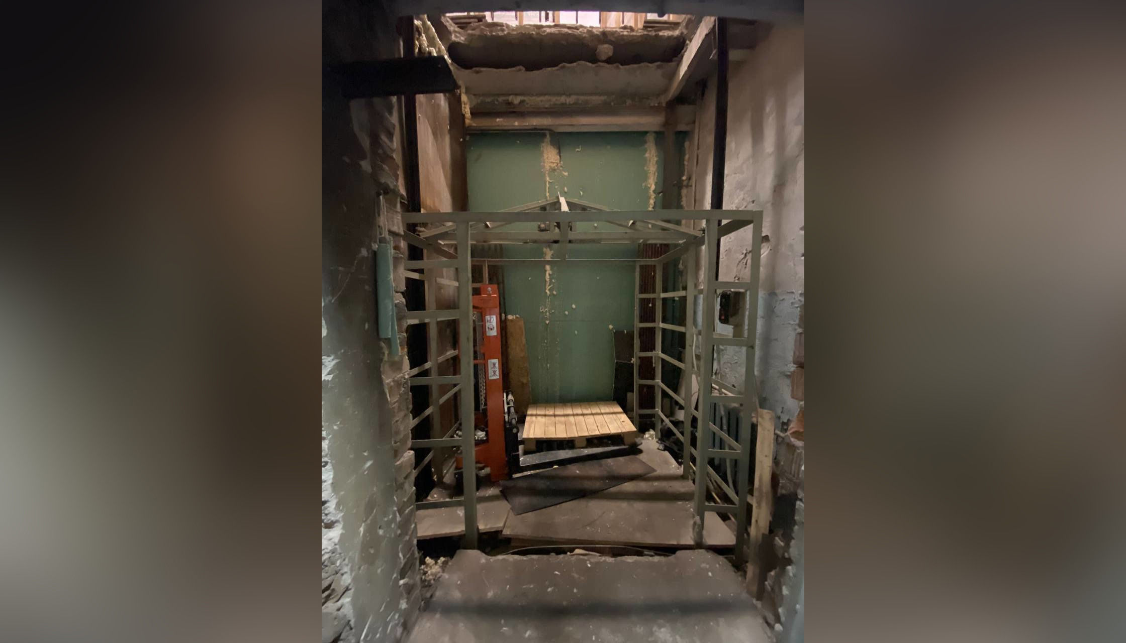 Падение лифта в петербурге. Лифты в Питере. Упал лифт в Санкт-Петербурге.