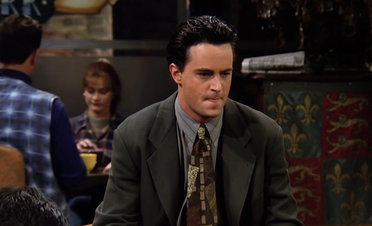 Рейчел и росс в прачечной. Люди играющие в видеоигры. Человек играет в приставку. Чендлер и джо кресло. Люди играющие в приставку.