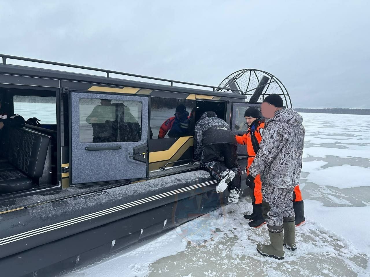 Спасатель. Спасатели на берегу моря. Водолаз чистит дно моря. Форма спасателя на воде. Спасатели мчс на пляже.