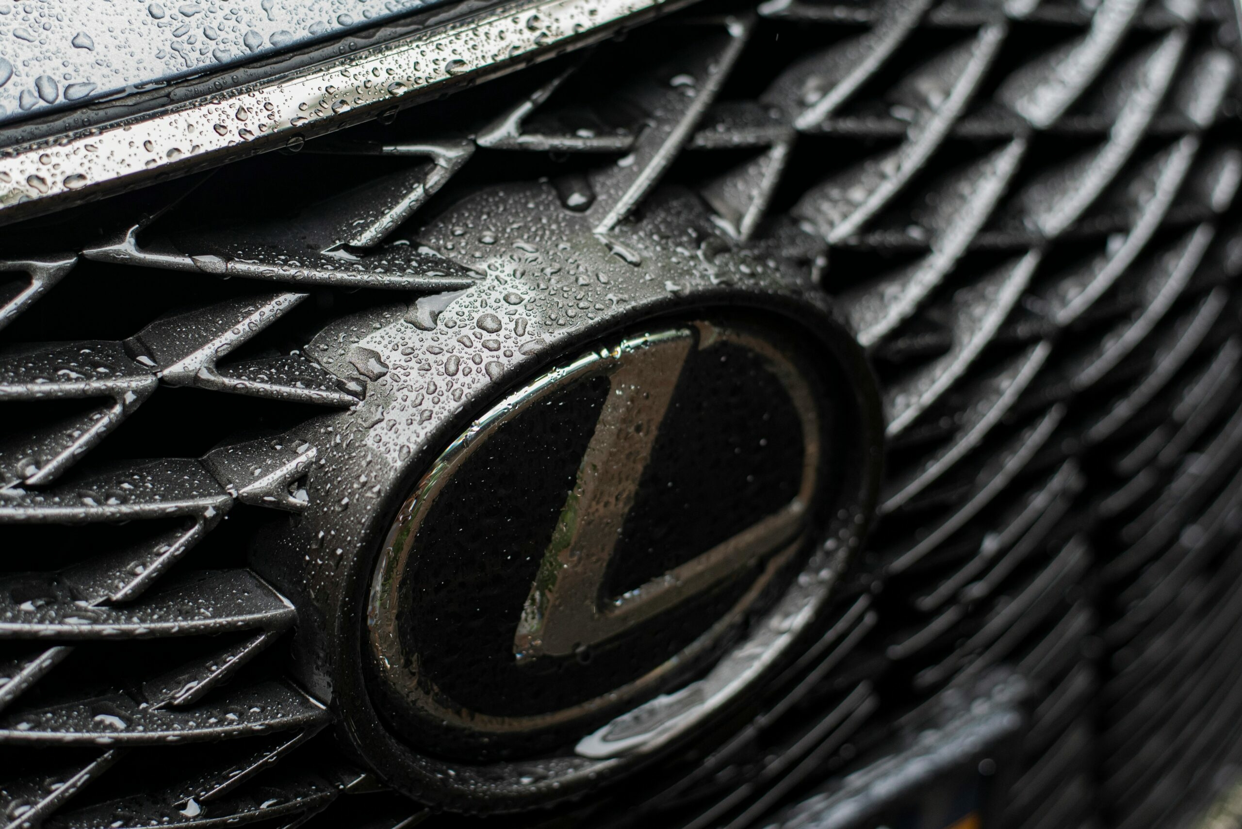 Упавший на Пискаревском БПЛА повредил Lexus с номерами «666»