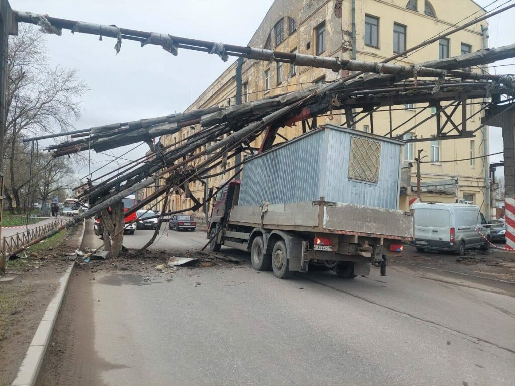 На Салова обрушилась конструкция из труб: движение для машин перекрыто