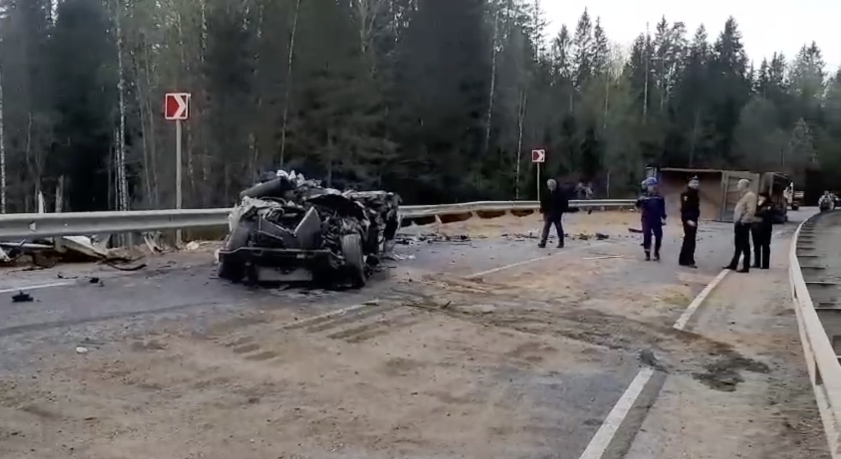 Под Тверью грузовик с песком опрокинулся на Mercedes