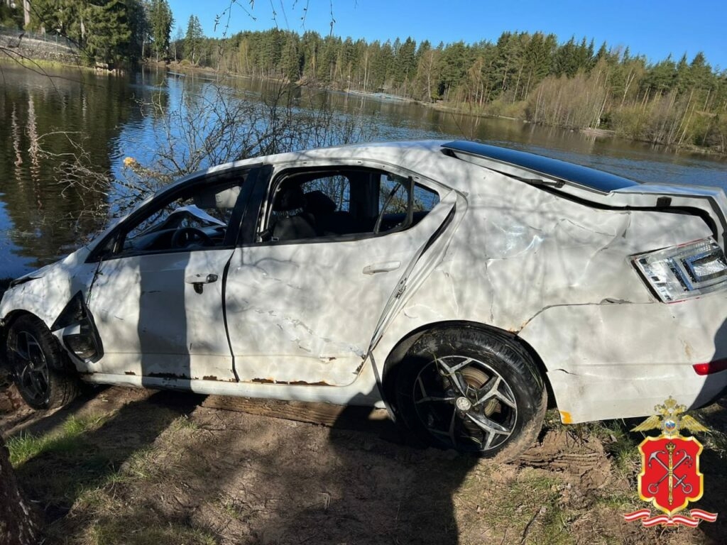 Водолазы не могут найти тело одного из утонувших после ДТП под Петербургом  подростков