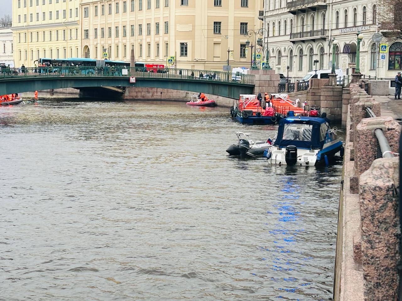 В Петербурге из затонувшего в Мойке автобуса достали 9 человек