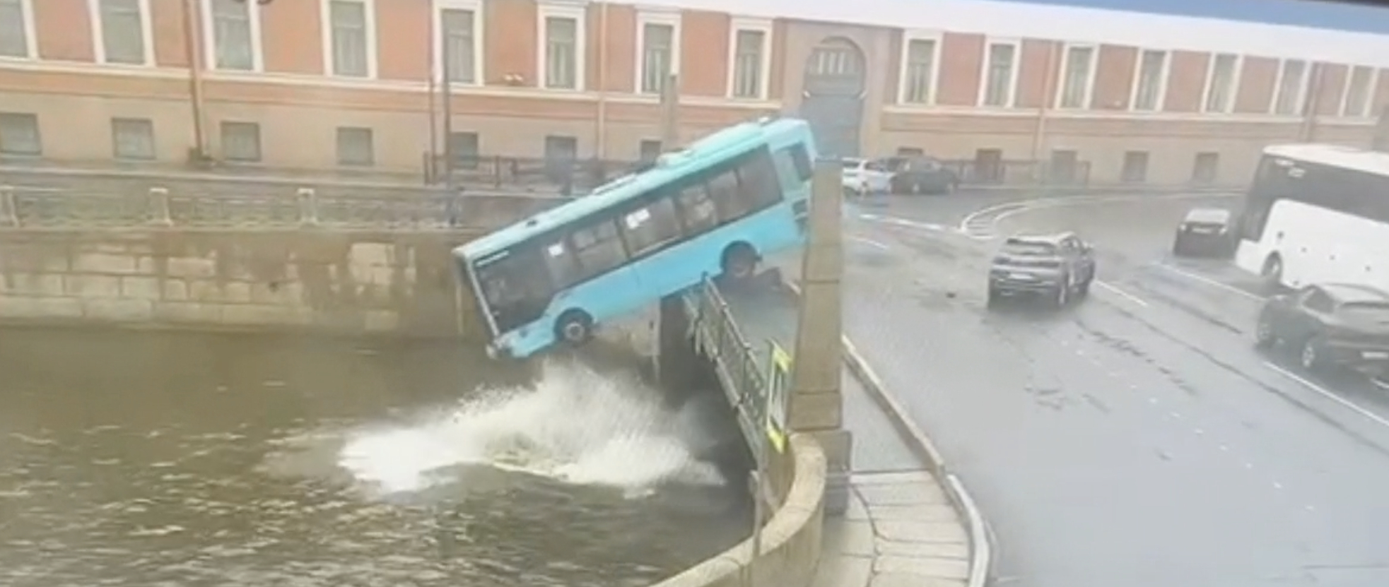 Падения лазурного автобуса в реку Мойку с Поцелуева моста попало на видео