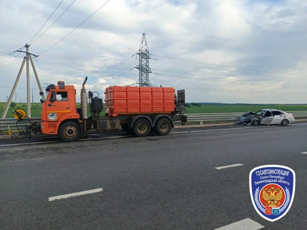 Водитель иномарки протаранил машину дорожной службы на «Нарве» и вместе с  пассажирами угодил в больницу